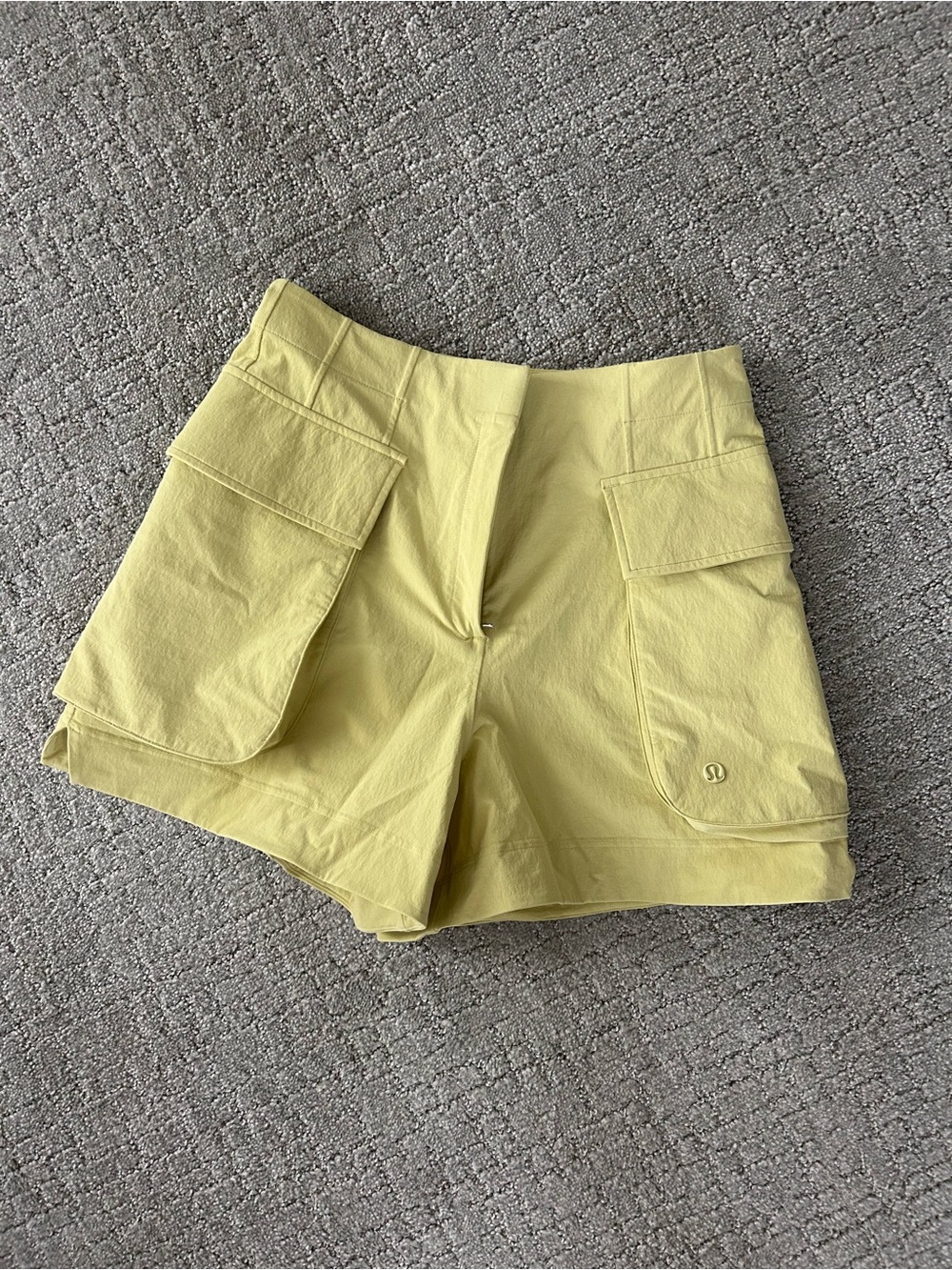 Lululemon Relaxed Fit High Rise Cargo Shorts Chartreuse 6